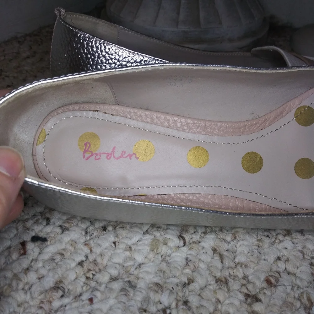 Boden Cordelia Silver & White Pebbled Leather, Color Blocked Pointed Toe Loafers - Picture 3 of 8